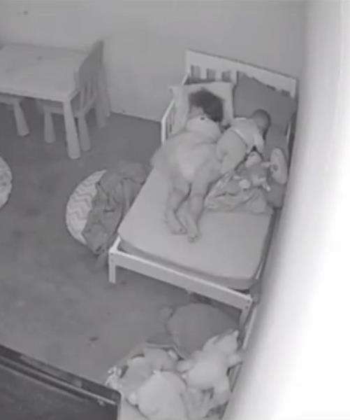 Terlihat seorang anak kecil tidur sendirian di dalam kamarnya.