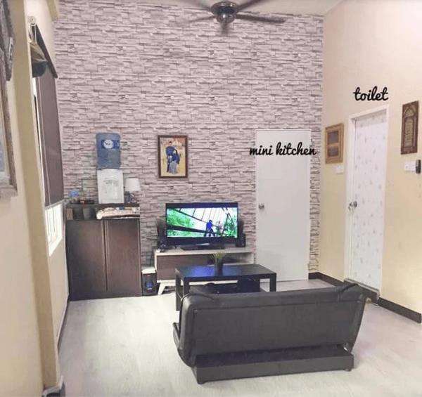 Kamar luas dan besar itu dibagi-bagi jadi beberapa ruangan.