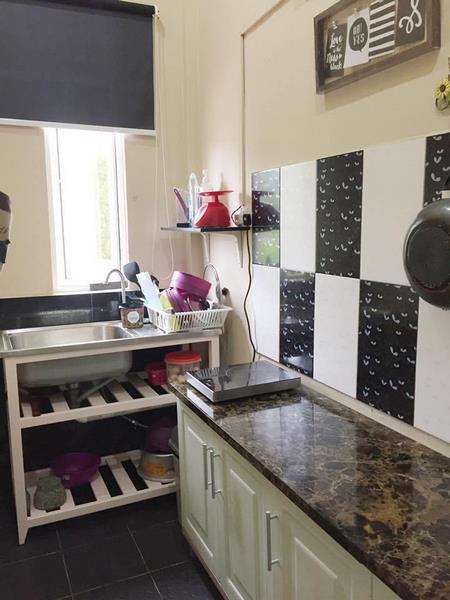 Sekarang dia bisa menyalurkan hobi masak tanpa sungkan dengan mertua.