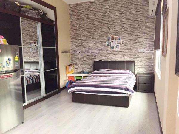 Kulkas diletakkan di dalam kamar.