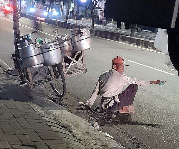 Pak Dasimen mengemis demi bertahan hidup.