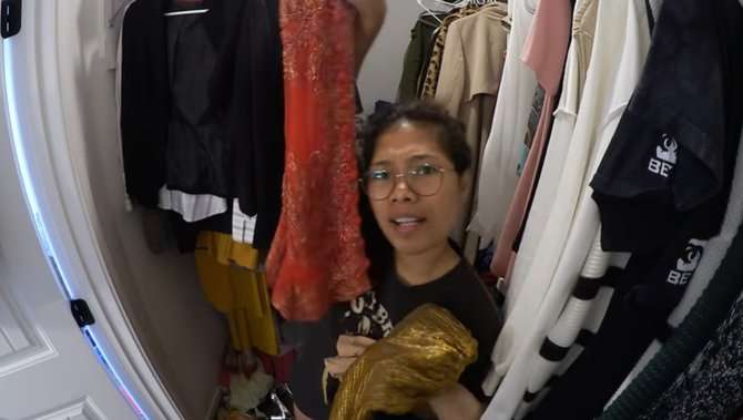 Pita sibuk memilih baju