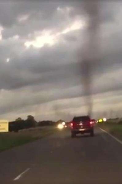 Tornado nyamuk tersebut terjadi akibat hujan deras di Buenos Aires.