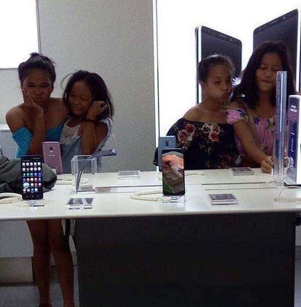 Foto selfie gratis di konter HP.