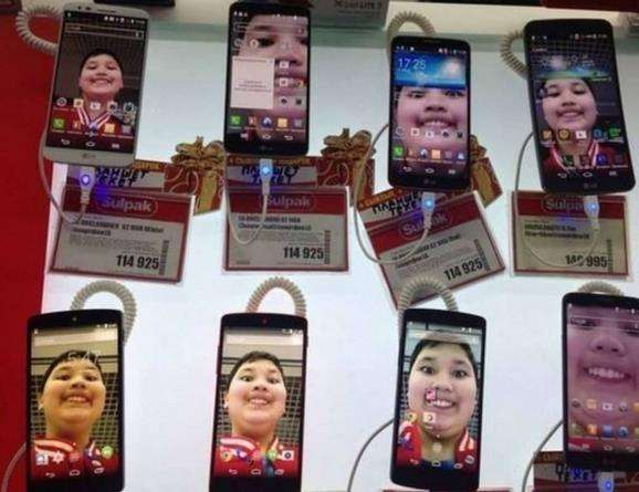 Foto selfie jadi wallpaper di konter HP.