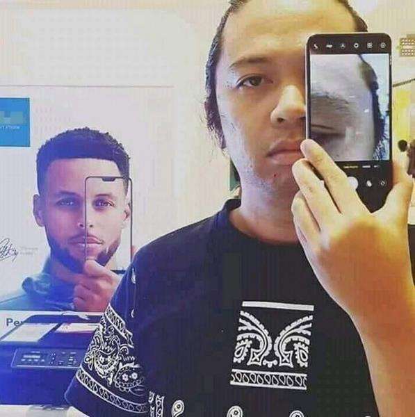 Siapa tahu jadi model seperti yang di belakang sono.