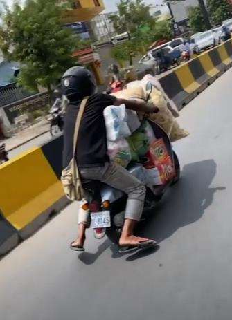 Bawa barang sekaligus atraksi di jalanan?
