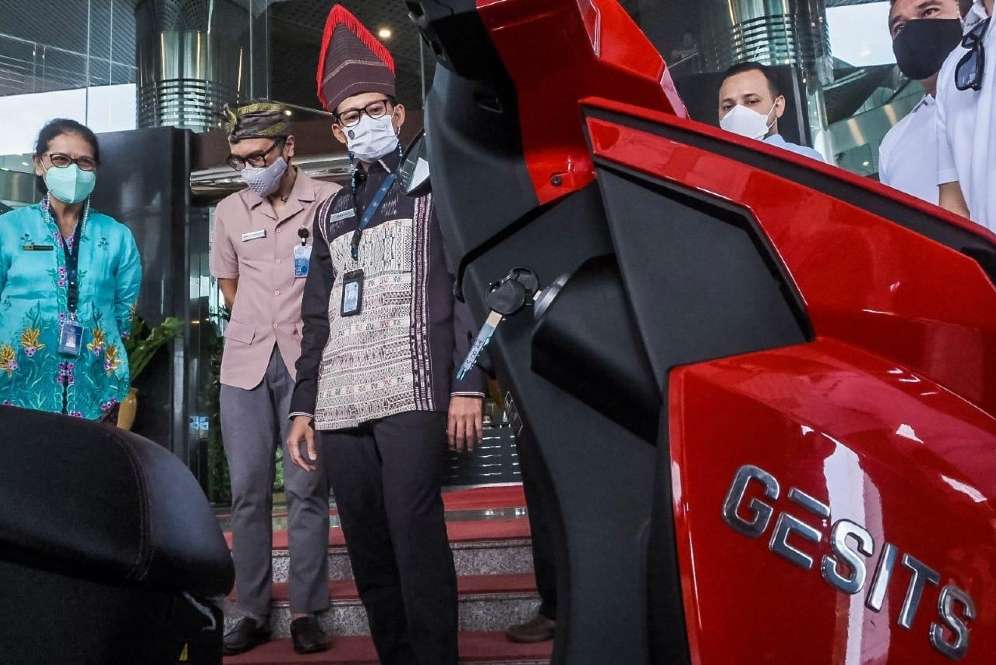Sandiaga dan motor Gesits