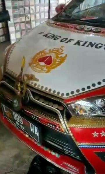 Penampakan mobil sultan bergaya keraton.