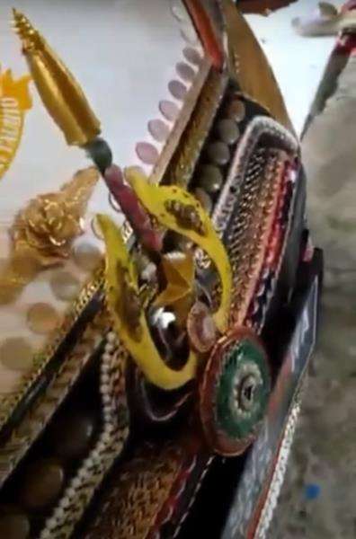 Berlian besar di tengah itu ditaksir Rp20 miliar.