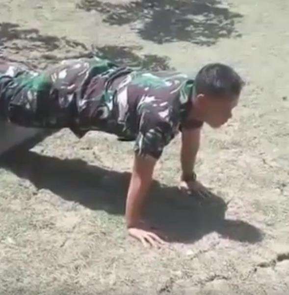 Prajurit TNI push-up.