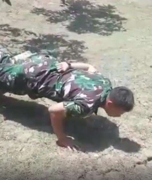 Push-up dengan satu tangan.