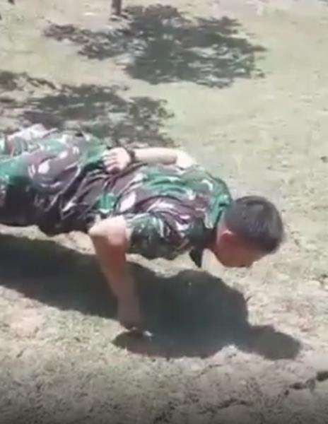 Push-up pakai satu jari, Bruce Lee lewat.