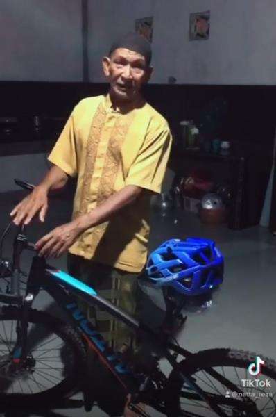 Natta membelikan sebuah sepeda untuk ayahnya.