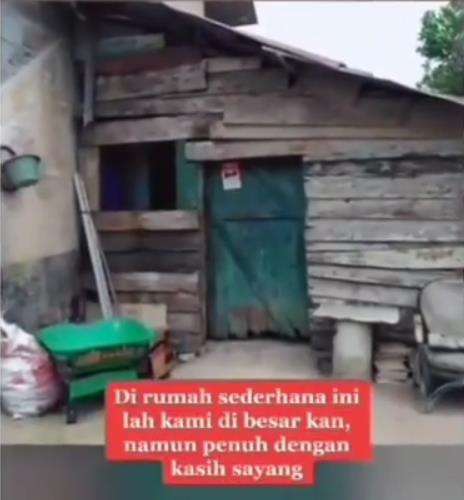 Rumah masa kecil Natta yang sangat sederhana.