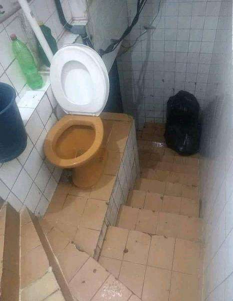Awas salah siram yang mau naik tangga.