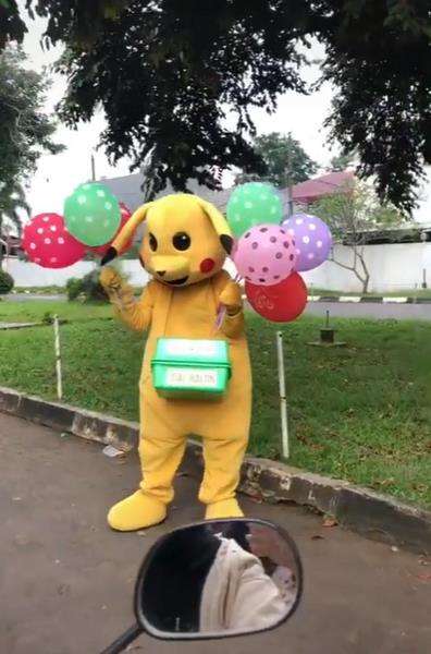 Badut penjual balon harga seikhlasnya.