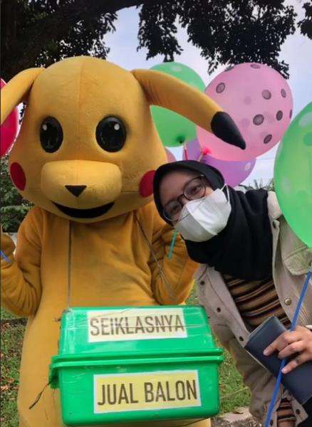 Badut Pikachu di SPBU Bekasi.