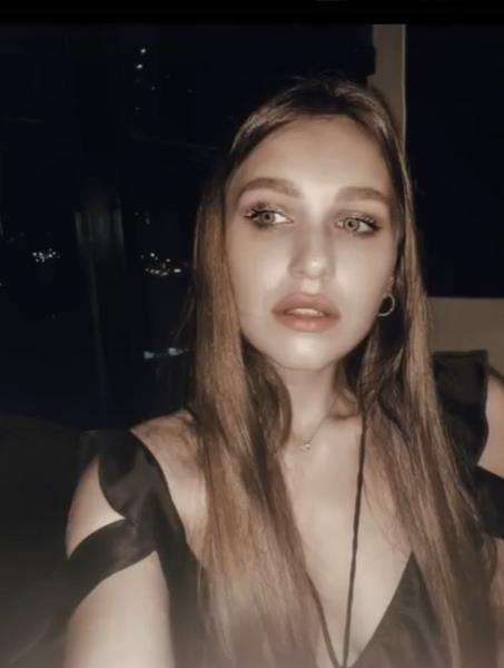 Alesia dibilang sepintas mirip Angelina Jolie.