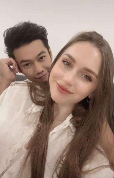 Muizzuddin Mahmud dan istri bulenya, Alesia Kuhto.