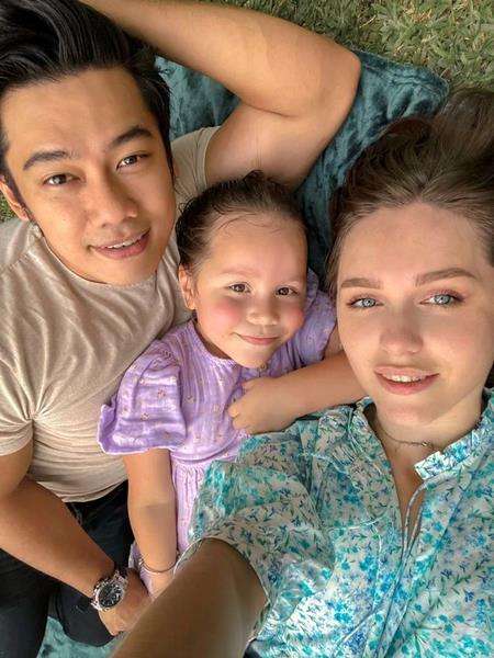 Izzu bersama Alesia dan anak tirinya.