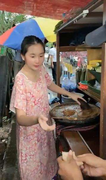 Cewek cantik berdaster jualan ketoprak keliling.