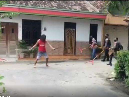Pria gondrong bersamurai tantang polisi duel.