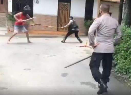 Polisi gunakan alat semacam galah dengan pengait di ujungnya.