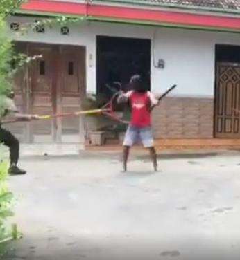 Ternyata pria ini orang dengan gangguan jiwa.