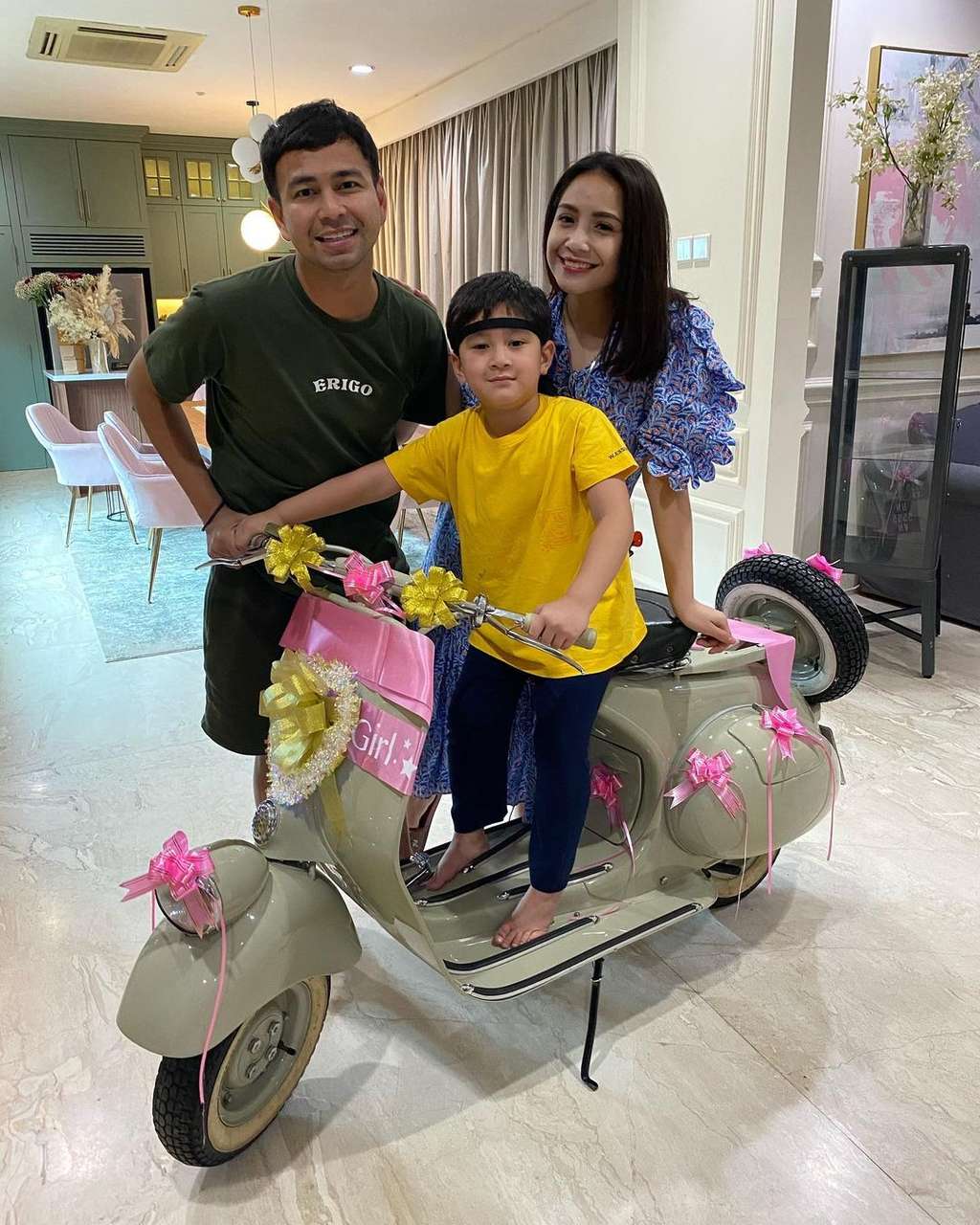 Raffi Ahmad bersama Gigi dan Rafathar