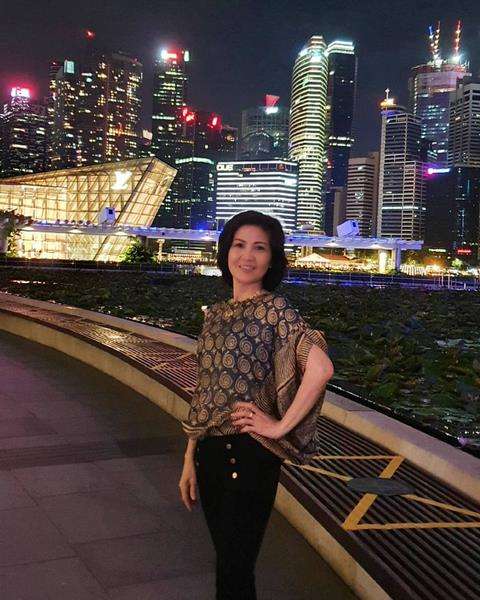Bergaya di tengah gemerlapnya Singapura.