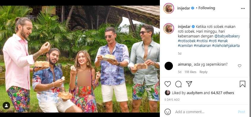 Jessica Iskandar bersama 4 bule