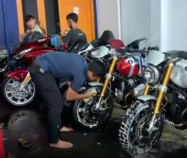 Deretan moge mewah milik Crazy Rich Tanjung Priok sedang dicuci.