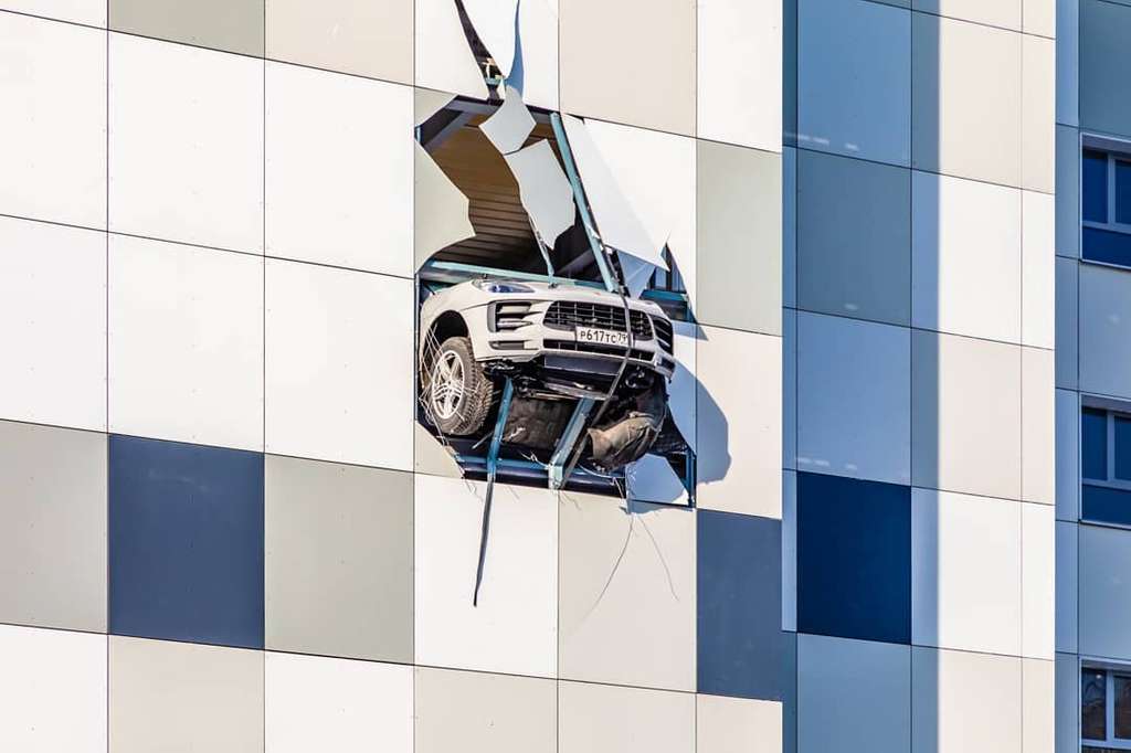 Porsche Macan kecelakaan