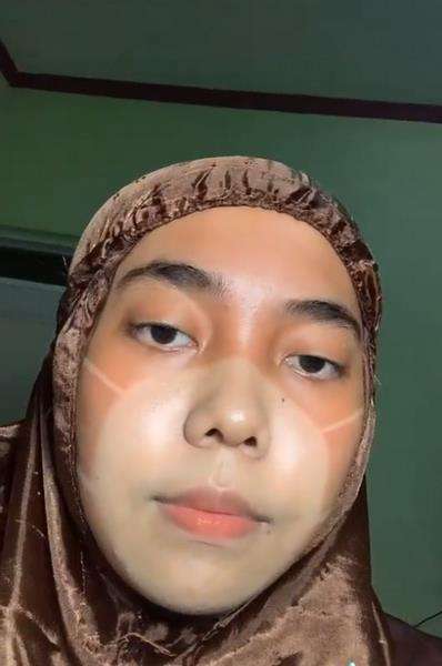 Nyoba efek sunburn malah dibilang mirip Opet di Upin Ipin.