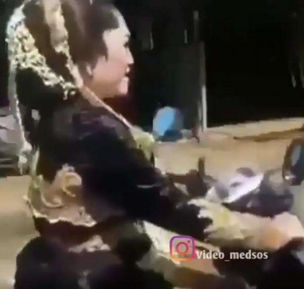 Pengantin tersebut dengan santai naik motornya.