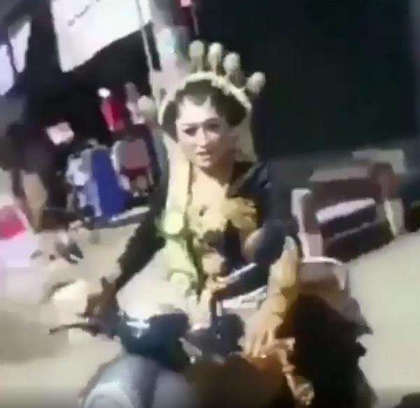 Aksinya bikin netizen penasaran.