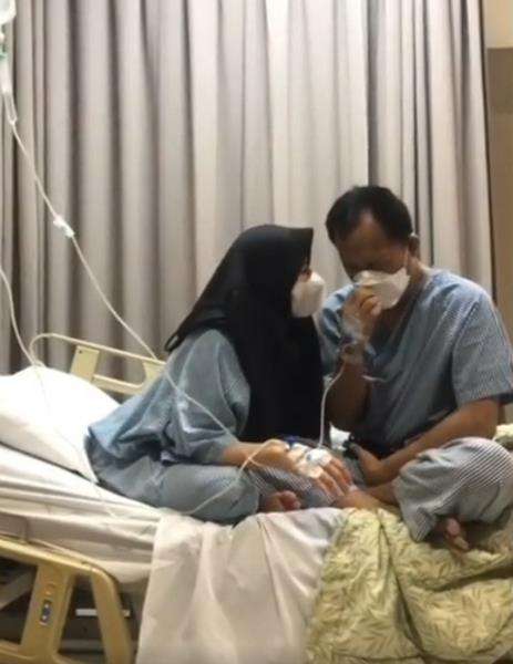 Istri temani suami operasi ginjal.
