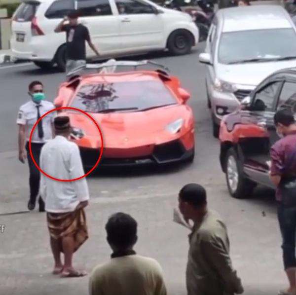 Bapak bersarung sampai tak berkedip lihat mobil mewah di depan masjid.