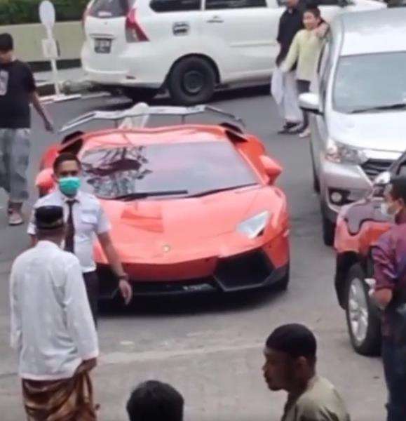 Warga jarang atau hampir tak pernah melihat mobil mewah dipakai pergi Jumatan.