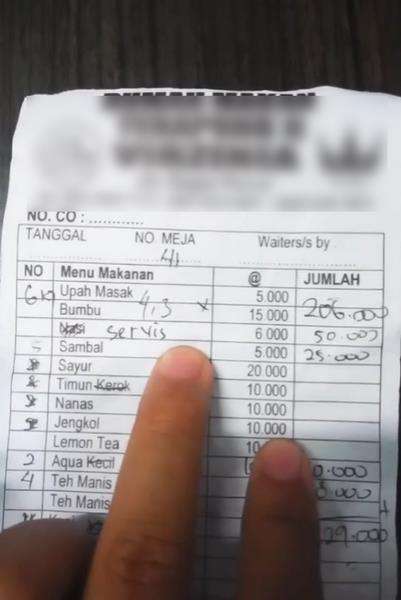 Tak pesan nasi diganti biaya servis Rp50 ribu.