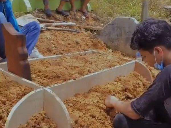 Tunangan kakak perempuan Din yang terus bersedih di atas pusara calon istrinya. Tunangan kakak perempuan Din yang terus bersedih di atas pusara calon istrinya.