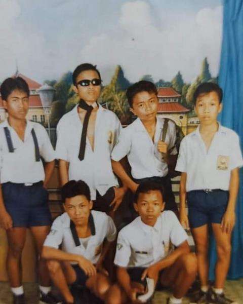 Netizen salfok dengan siswa SMP paling kiri.