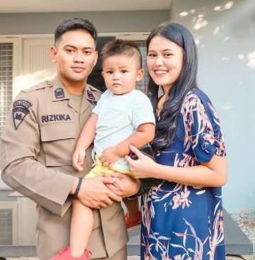 Astari dan keluarga