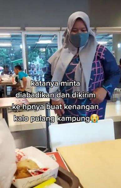 Minta diabadikan supaya bisa jadi kenangan saat pulang kampung.