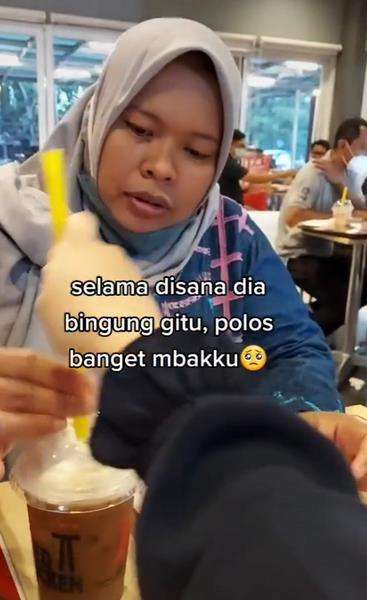 Mbak terlihat bingung dengan berbagai menu asing di hadapannya.