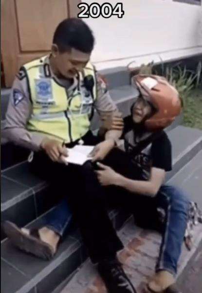 Jhon muda merengek agar tidak ditilang. Jhon muda merengek agar tidak ditilang.