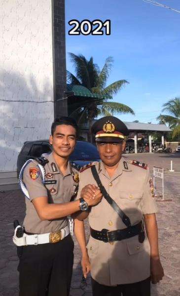 Setelah besar John jadi polisi dan salam komando dengan seorang senior. Setelah besar John jadi polisi dan salam komando dengan seorang senior.