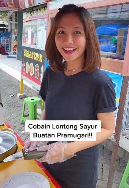 Mantan pramugari jualan lontong sayur.
