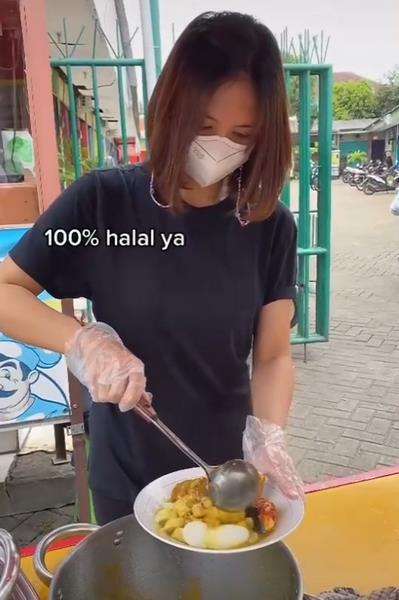 Harga lontong sayurnya terjangkau dengan isian bermacam-macam.